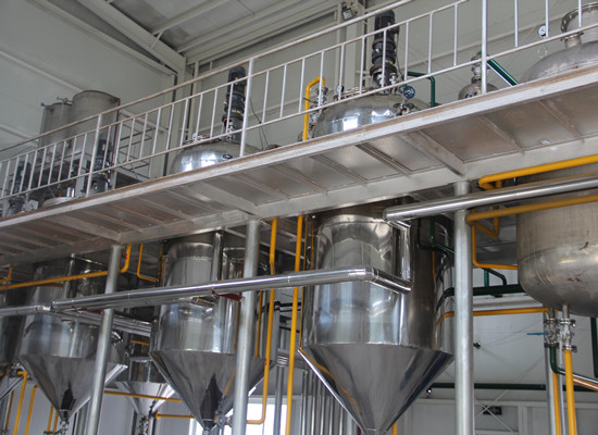 Palm oil refining degumming and deacidification section
